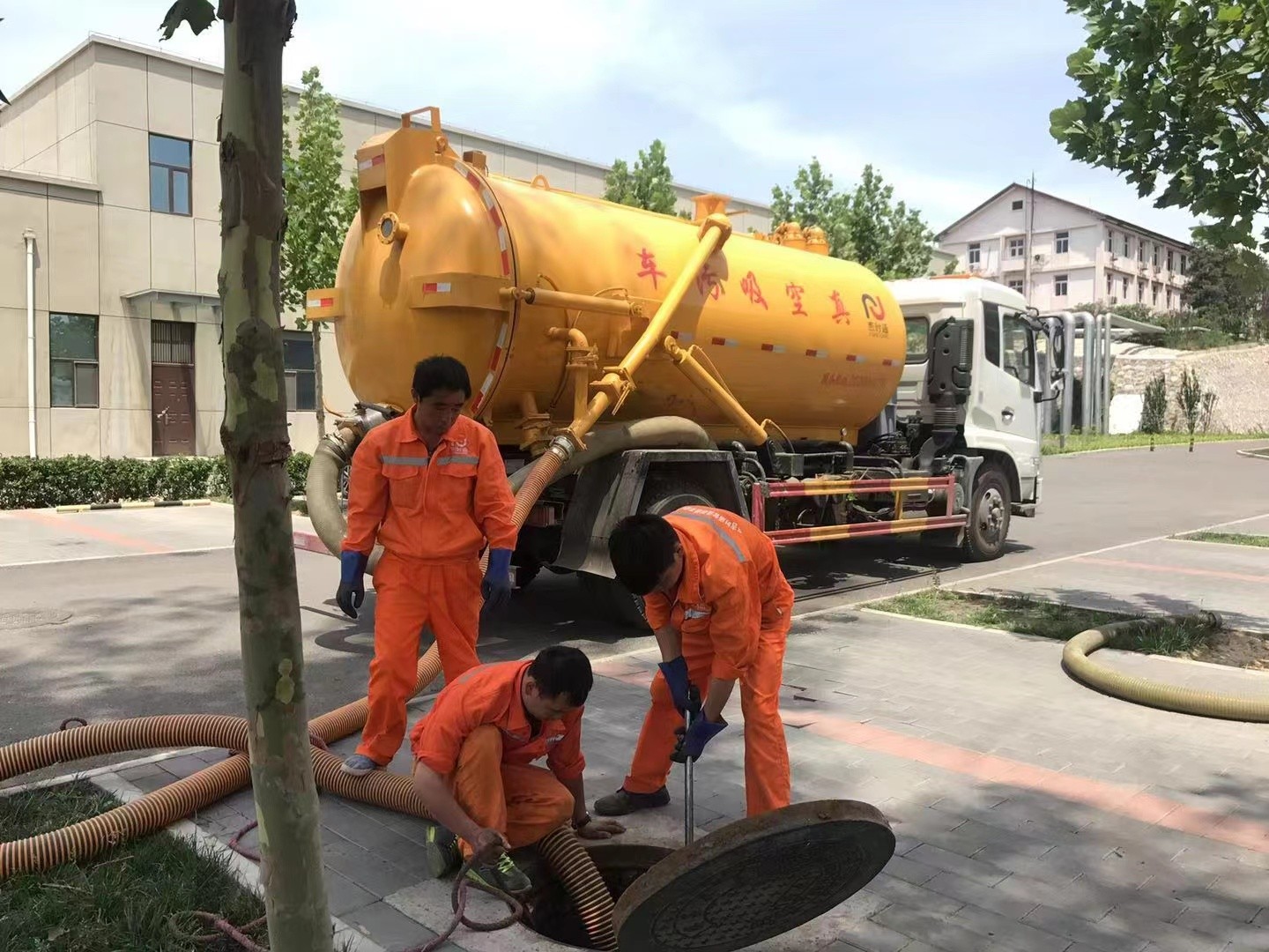 旌阳管道疏通车停在窨井附近