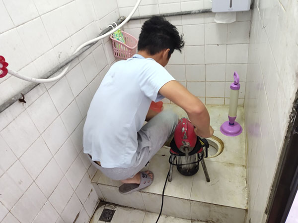 旌阳管道堵塞冒臭气 专业师傅现场解决问题